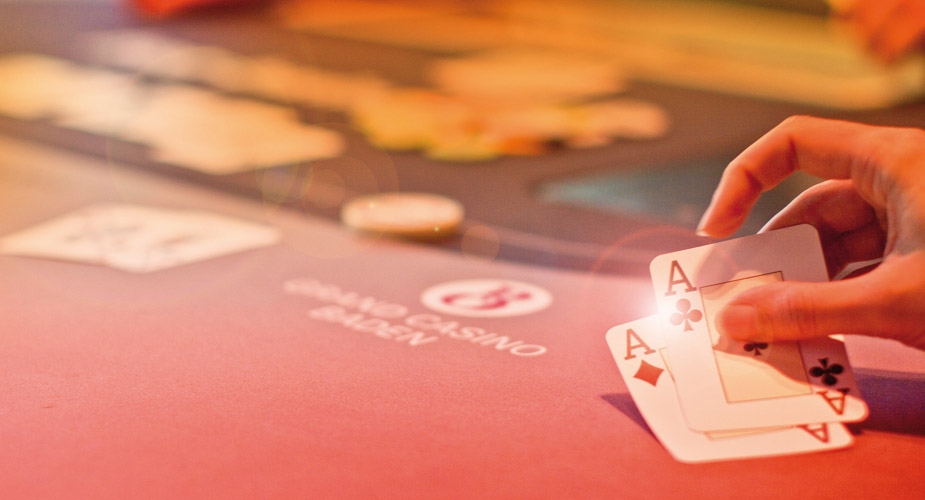 Poker Hand mit 2 Assen auf dem Pokertisch